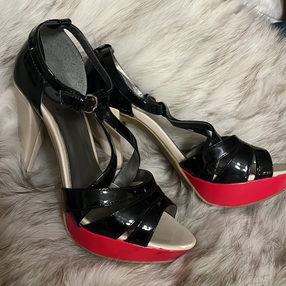 Size 7 stiletto heel with platform for added comfort - Picture 2 of 3